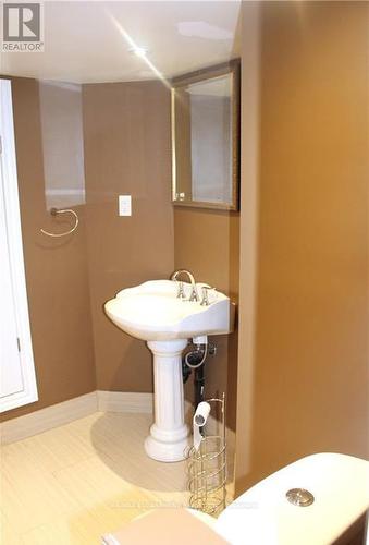 29 Oxford Street, Hamilton, ON - Indoor Photo Showing Bathroom
