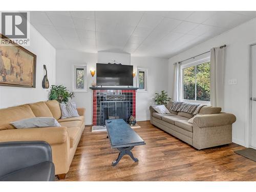 796 Chase Avenue, Penticton, BC - Indoor Photo Showing Living Room With Fireplace