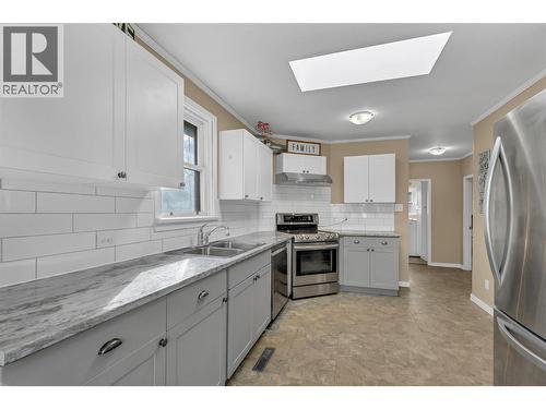 796 Chase Avenue, Penticton, BC - Indoor Photo Showing Kitchen With Double Sink With Upgraded Kitchen