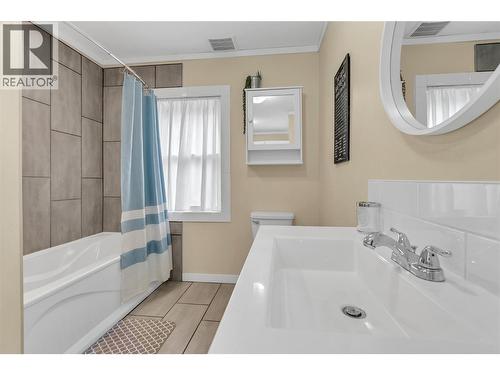 796 Chase Avenue, Penticton, BC - Indoor Photo Showing Bathroom