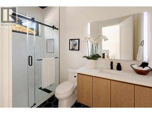 1016 Emslie Street, Kelowna, BC - Indoor Photo Showing Bathroom
