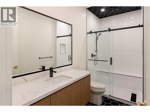 1016 Emslie Street, Kelowna, BC - Indoor Photo Showing Bathroom