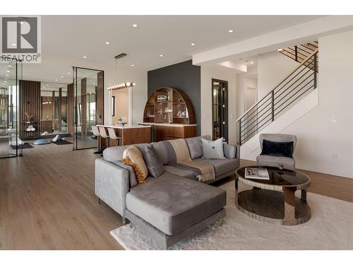 1016 Emslie Street, Kelowna, BC - Indoor Photo Showing Living Room