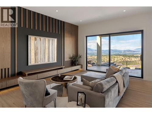 1016 Emslie Street, Kelowna, BC - Indoor Photo Showing Living Room