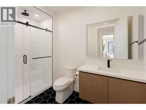 1016 Emslie Street, Kelowna, BC - Indoor Photo Showing Bathroom