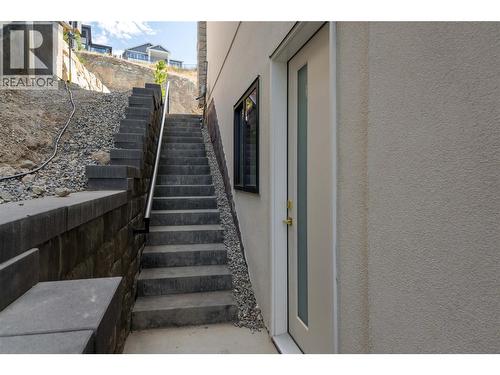 1016 Emslie Street, Kelowna, BC - Outdoor