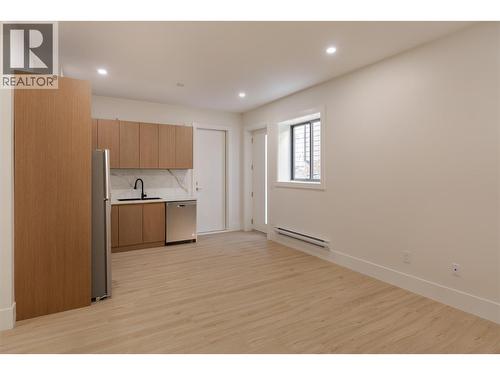 1016 Emslie Street, Kelowna, BC - Indoor Photo Showing Kitchen