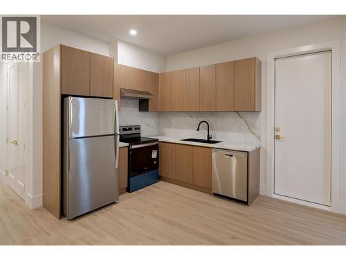 1016 Emslie Street, Kelowna, BC - Indoor Photo Showing Kitchen