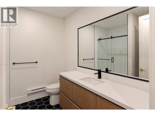1016 Emslie Street, Kelowna, BC - Indoor Photo Showing Bathroom