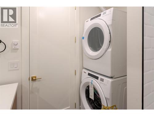 1016 Emslie Street, Kelowna, BC - Indoor Photo Showing Laundry Room