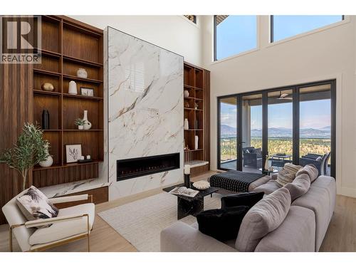 1016 Emslie Street, Kelowna, BC - Indoor Photo Showing Living Room With Fireplace