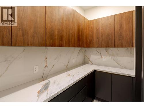 1016 Emslie Street, Kelowna, BC - Indoor Photo Showing Kitchen