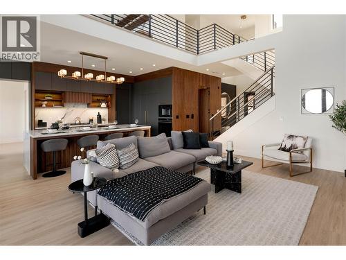 1016 Emslie Street, Kelowna, BC - Indoor Photo Showing Living Room