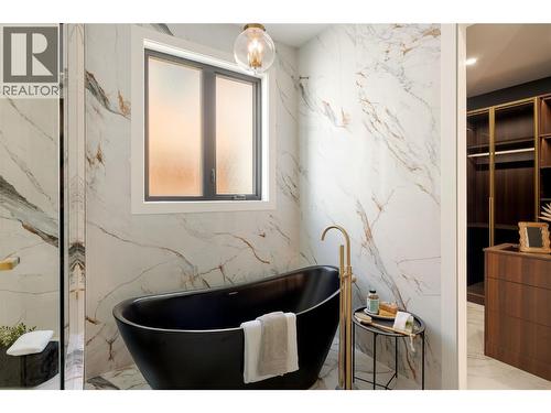 1016 Emslie Street, Kelowna, BC - Indoor