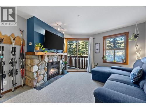 3190 Creekside Way Unit# 208, Sun Peaks, BC - Indoor Photo Showing Living Room With Fireplace