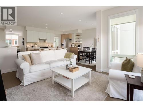 3719 Woodsdale Road Unit# 17, Lake Country, BC - Indoor Photo Showing Living Room