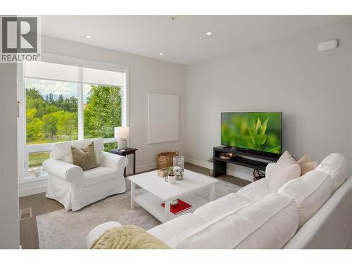 3719 Woodsdale Road Unit# 17, Lake Country, BC - Indoor Photo Showing Living Room