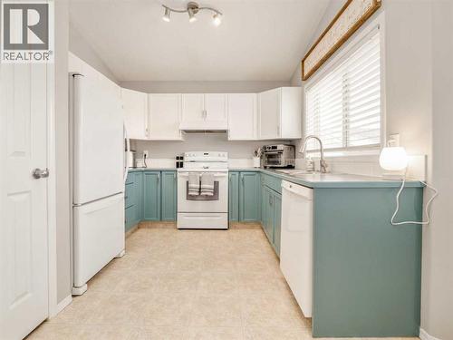 109 Peigan Court W, Lethbridge, AB - Indoor Photo Showing Kitchen