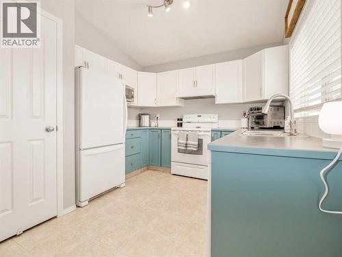 109 Peigan Court W, Lethbridge, AB - Indoor Photo Showing Kitchen