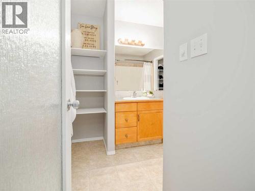 109 Peigan Court W, Lethbridge, AB - Indoor