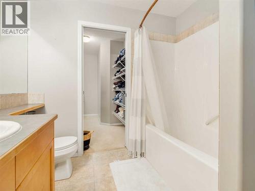 109 Peigan Court W, Lethbridge, AB - Indoor Photo Showing Bathroom
