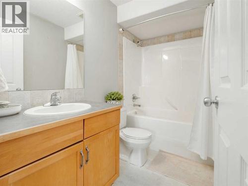 109 Peigan Court W, Lethbridge, AB - Indoor Photo Showing Bathroom