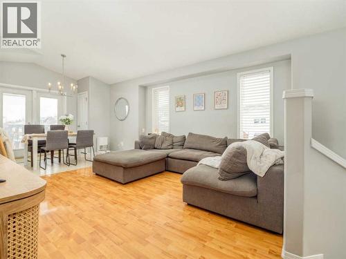 109 Peigan Court W, Lethbridge, AB - Indoor Photo Showing Living Room