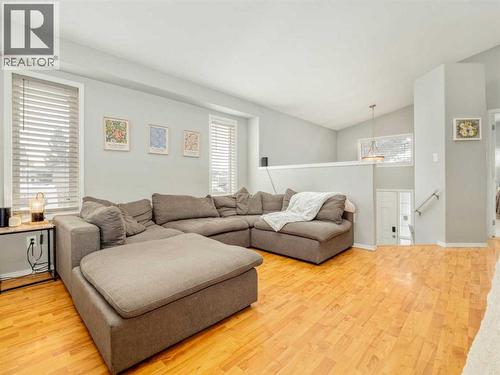 109 Peigan Court W, Lethbridge, AB - Indoor Photo Showing Living Room