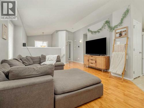 109 Peigan Court W, Lethbridge, AB - Indoor Photo Showing Living Room
