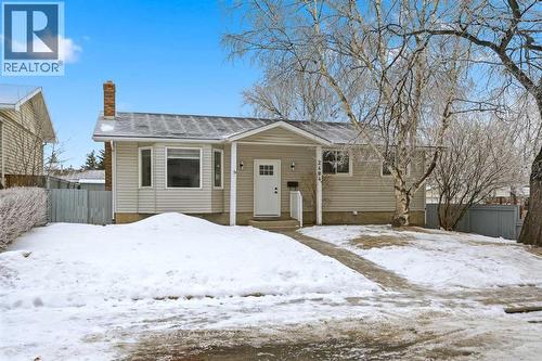 2404 51 Street Ne, Calgary, AB - Outdoor