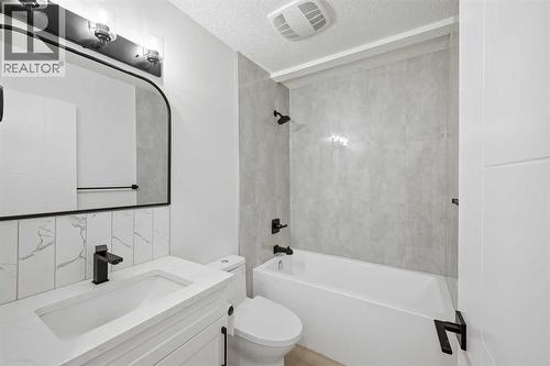 Main washroom - 2404 51 Street Ne, Calgary, AB - Indoor Photo Showing Bathroom