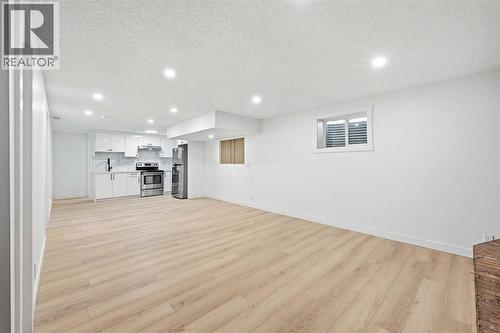 2404 51 Street Ne, Calgary, AB - Indoor