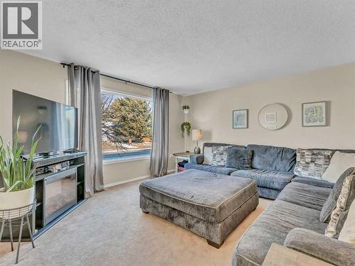 23 Ross Haven Avenue Se, Medicine Hat, AB - Indoor Photo Showing Living Room