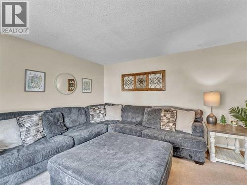 23 Ross Haven Avenue Se, Medicine Hat, AB - Indoor Photo Showing Living Room
