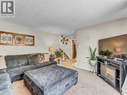 23 Ross Haven Avenue Se, Medicine Hat, AB - Indoor Photo Showing Living Room