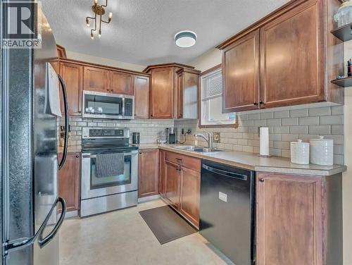 23 Ross Haven Avenue Se, Medicine Hat, AB - Indoor Photo Showing Kitchen With Double Sink