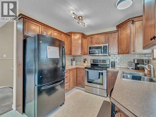 23 Ross Haven Avenue Se, Medicine Hat, AB - Indoor Photo Showing Kitchen With Double Sink