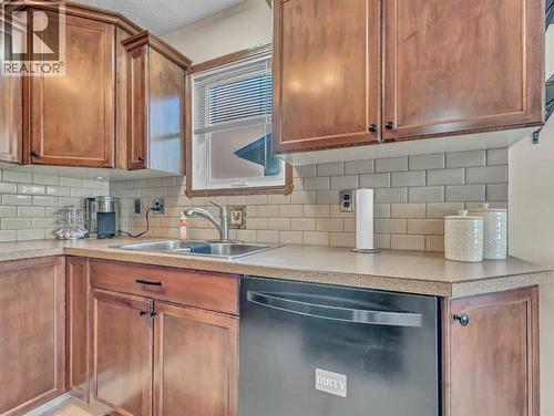 23 Ross Haven Avenue Se, Medicine Hat, AB - Indoor Photo Showing Kitchen With Double Sink