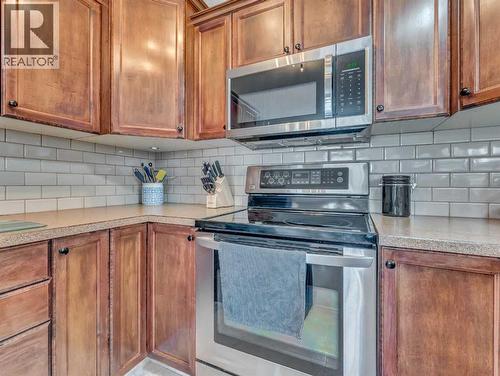 23 Ross Haven Avenue Se, Medicine Hat, AB - Indoor Photo Showing Kitchen