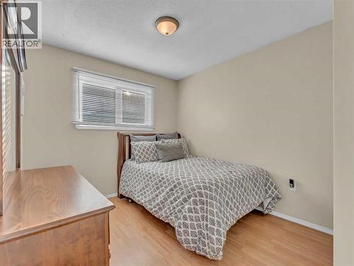 23 Ross Haven Avenue Se, Medicine Hat, AB - Indoor Photo Showing Bedroom