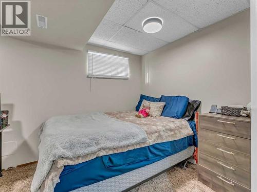 23 Ross Haven Avenue Se, Medicine Hat, AB - Indoor Photo Showing Bedroom
