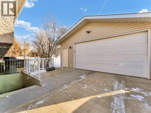 23 Ross Haven Avenue Se, Medicine Hat, AB - Outdoor With Exterior