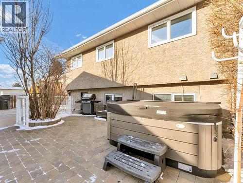 23 Ross Haven Avenue Se, Medicine Hat, AB - Outdoor With Exterior