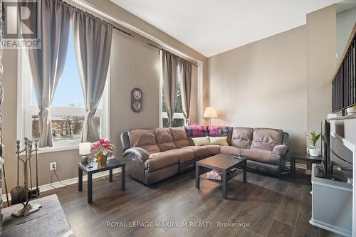 7493 Bybrook Drive, Mississauga, ON - Indoor Photo Showing Living Room