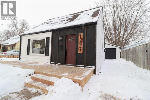 107 WALNUT AVENUE North  Sarnia, ON N7T 4K2