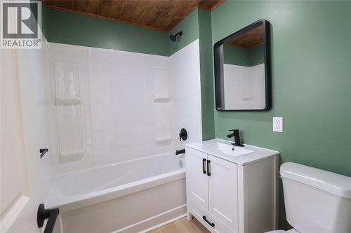 107 Walnut Avenue North, Sarnia, ON - Indoor Photo Showing Bathroom