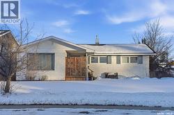 138 Maclean CRESCENT  Saskatoon, SK S7J 2R7
