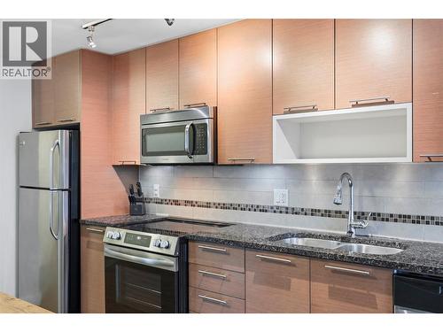 1040 Talasa Court Unit# 3217, Kamloops, BC - Indoor Photo Showing Kitchen With Stainless Steel Kitchen With Double Sink With Upgraded Kitchen