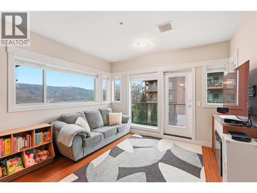 1040 Talasa Court Unit# 3217, Kamloops, BC - Indoor Photo Showing Living Room