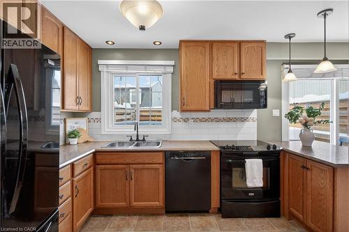 3049 Glencrest Road Unit# 31, Burlington, ON - Indoor Photo Showing Kitchen With Double Sink